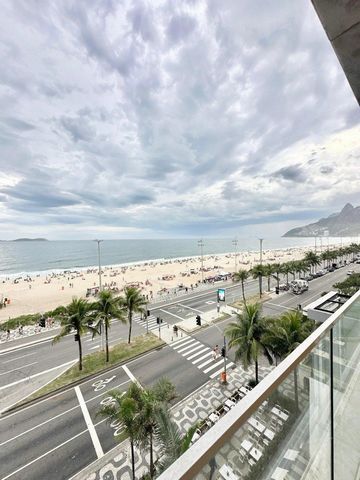 Entdecken Sie die perfekte Balance zwischen Platz, Komfort und inspirierenden Landschaften in diesem 300 m² großen Duplex-Penthouse. Im ersten Stock bietet ein Wohnzimmer mit großen Fenstern einen atemberaubenden Blick auf die Strände von Ipanema und...