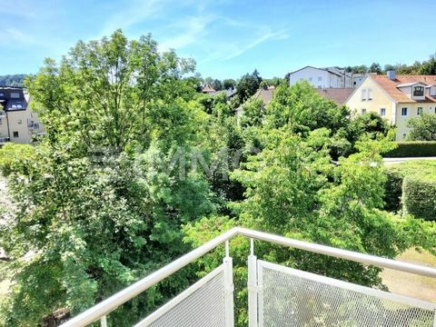 ¡Obra maestra arquitectónica con vistas panorámicas de Linz! Descubra este impresionante apartamento de 3 habitaciones en el último piso en dos plantas, ubicado en una ubicación céntrica pero tranquila sobre Urfahr am Auberg. El apartamento impresion...