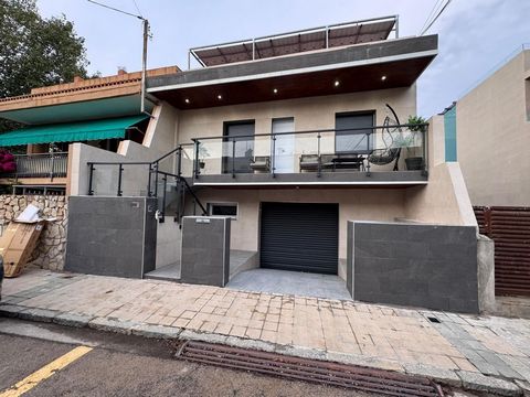 Si buscas un hogar acogedor y moderno donde tu familia pueda crecer y disfrutar de cada día, esta casa podría ser la ideal. Esta distribuida en 3 plantas pero la vivienda es en una sola, por lo tanto la hace muy funcional. Planta baja: Amplio con gar...