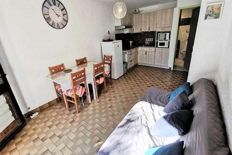 Ce spacieux appartement de trois pièces, idéal pour accueillir jusqu'à 6 personnes, est situé au rez-de-chaussée et comprend un séjour avec un canapé convertible deux personnes, une chambre avec un lit double et une deuxième chambre avec deux lits si...