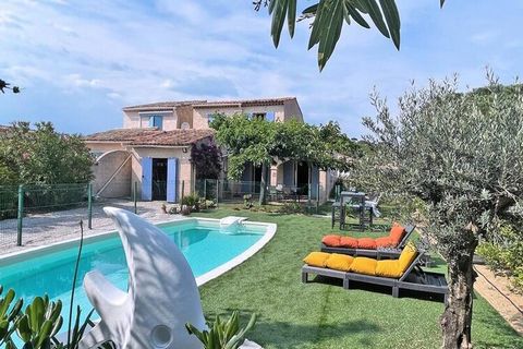 Questa bella casa di 4 locali, situata in una zona tranquilla e sicura, offre 95 m² di superficie abitabile e si trova su un terreno di 500 m². Ideale per un massimo di 6 persone, la casa dispone di tre camere da letto climatizzate e una piscina priv...