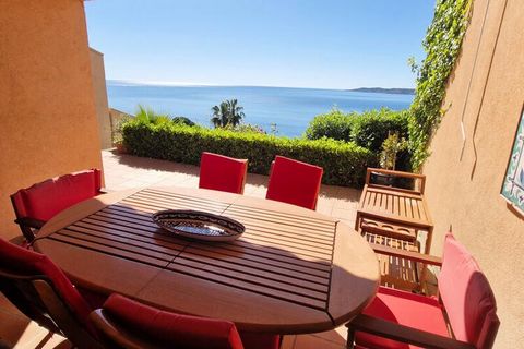 This spacious 71m² ground-floor apartment offers stunning panoramic views of the Gulf of Saint-Tropez and accommodates 6 to 7 people. It features a living room with a 160cm BZ sofa bed, air conditioning, and a television. The master bedroom has a 160...