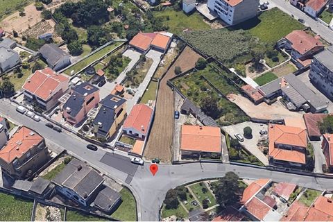 Terreno di 799 m2, situato a São Félix da Marinha, a 3 km dalla spiaggia di Granja e a 2 minuti dall'autostrada A29. Comprende un progetto per costruire una villa al piano terra con 1 suite, 2 camere da letto, 1 bagno di servizio e 1 bagno completo, ...