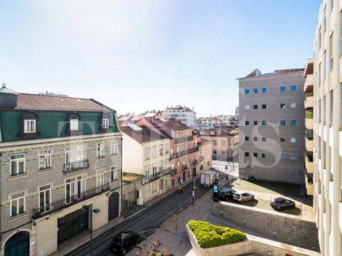 Ven a conocer este magnífico apartamento dúplex de 1 dormitorio con 72 m2, situado en una zona prestigiosa, en Amoreiras, Campo de Ourique Este apartamento se encuentra en un edificio con ascensor y solo 5 apartamentos. Certificación Energética - Cla...