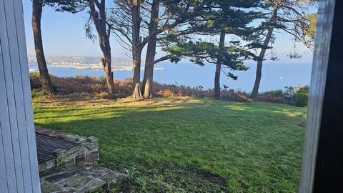 Anwesen mit atemberaubendem Blick auf die Bucht von Camaret, das ein einstöckiges Leben bietet. Das Haus besteht aus 4 Schlafzimmern, einem Badezimmer, einer Toilette, einer geschlossenen Einbauküche und einem Wohnzimmer, das sich auf eine Terrasse m...