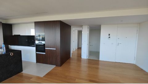 Neue 3-Zimmer-Wohnung in Mafamude, Vila Nova de Gaia, bietet eine ausgezeichnete Gelegenheit für diejenigen, die Komfort und Praktikabilität suchen. Das Anwesen befindet sich im 4. Stock eines Gebäudes mit Aufzug und hat eine Bruttofläche von 193,33 ...