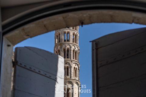 Het is in het hart van Uzès in een prachtig gebouw dat wij u dit appartement van 165m2 aanbieden, gelegen op de eerste verdieping en dat zal worden gerehabiliteerd volgens de voorschriften van de Architect van de Gebouwen van Frankrijk. Deze woning b...