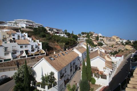 Bonito adosado . en una comunidad cerrada bastante residencial de 48 casas adosadas. Perfecto para una casa de familia o casa de vacaciones. 15-20 min andando a la playa y tiendas y estación de tren de Torreblanca. parada de autobús justo afuera que ...