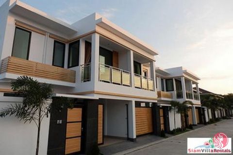 Diese schöne, moderne Poolvilla ist ideal für die Vermietung von Unternehmen. Diese Familien-Maisonette mit 3 Betten und 4 Bädern befindet sich preisgünstig in einer großartigen Lage in Jomtien in der Nähe des Strandes. Es bietet eine gemütliche Loun...