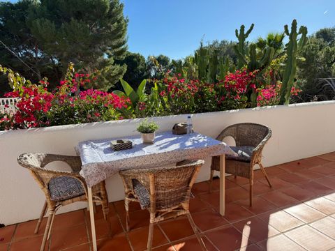 Typisch Spaanse villa in Moraira, finca-stijl, zeer mediterraan, gelegen op een groter dan normaal vlak perceel van 1.175 m2, met tuin, omheind. Uitzicht op zee. Op korte loopafstand van Cala l'Andragó, bars, restaurants, supermarkt en 1,5 km van het...