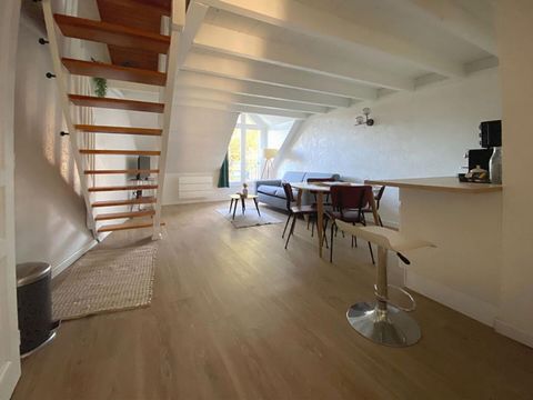 56470 La Trinité sur Mer. En EXCLUSIVITÉ, appartement T2 en Duplex rénové situé au deuxième et dernier étage d'un immeuble idéalement situé au coeur du bourg, le port et les commerces à pied. Vous profiterez d'une entrée avec placards de rangements, ...