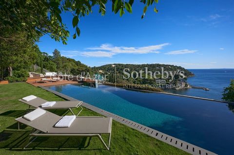 EINZIGARTIG AUF CAP-FERRAT Dieses schöne neue Gebäude von fast 600 m² auf einem Grundstück von fast 4100 m² wurde von den Werkstätten des berühmten französischen Architekten Jean NOUVEL entworfen. Ideal nach Südwesten ausgerichtet, genießt es besten ...