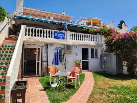 Casa en Urb. San Juan de Capistrano, en Nerja, con 4 dormitorios, apartamento independiente, piscina comunitaria y preciosa y amplia terraza con maravllosas vistas. Está situada en una de las urbanizaciones más populares, cuidadas y bonitas de Nerja....