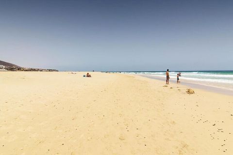 Deze prachtige appartementen aan het strand bieden een perfecte ontsnapping met een prachtig uitzicht op zee en moderne voorzieningen. Elk appartement beschikt over een aparte slaapkamer met drie eenpersoonsbedden, een slaapbank in de woonkamer en ee...