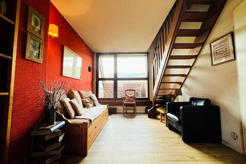 Cet agréable appartement en duplex de 68 m², situé dans une petite copropriété de 4 étages avec ascenseur (jusqu'au 3ème étage, puis 15 marches), peut accueillir jusqu'à cinq personnes. Il comprend deux chambres : une avec deux lits en 90 et un burea...