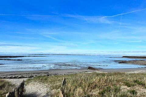 Odległość od lotniska Nantes Atlantique: 51 km Odległość do stacji Pornic SNCF: 8 km Pieszo lub na rowerze La Plaine-sur-Mer oferuje trzy szlaki turystyczne i ponad 20 km oznakowanych ścieżek rowerowych. Jardin des Lakas dysponuje zapleczem rekreacyj...