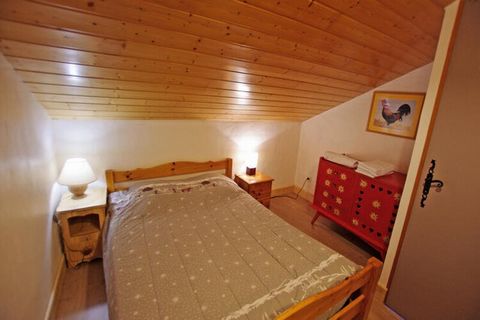 Dieses gerהumige Triplex-Apartment in einem gro�en, unabhהngigen Chalet bietet Platz f�r bis zu 12 Gהste und ist somit ideal f�r Familien oder Gruppen. Die Wohnung verf�gt �ber eine private Garage im Erdgeschoss und die Hauptwohnbereiche befinden sic...