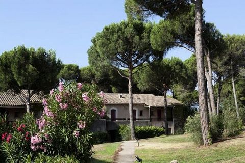 Dit charmante appartement op de begane grond van 48 m² biedt een rustig toevluchtsoord met een eigen tuin en terras. Het beschikt over twee slaapkamers, één met een tweepersoonsbed en de andere met twee eenpersoonsbedden, en een woonkamer met een sla...