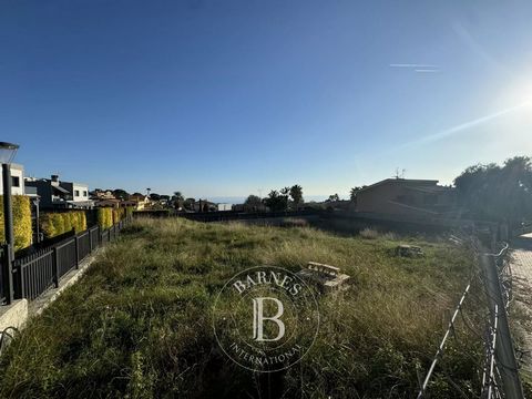 Barnes International presenteert dit exclusieve perceel in de beste woonwijk van Mataró, Can Quirze. Het perceel is volledig vlak en biedt uitzicht op zee zodra de woning is gebouwd. Er is een bouwproject beschikbaar voor een vrijstaand huis van 400 ...