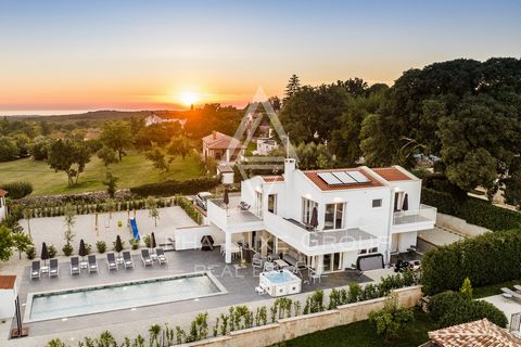 Istrien, Poreč: Luxuriöse moderne villa mit meerblick und pool Entdecken Sie den Inbegriff luxuriösen Wohnens in dieser exquisiten modernen Villa, gelegen in den ruhigen Außenbezirken von Poreč, Istrien. Nur 15 km sowohl vom funkelnden Adriatischen M...