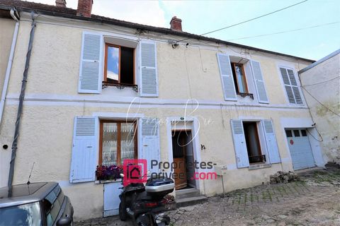 Je vous présente cette maison bourgeoise de plus de 140m2 située au centre ville de Villeneuve sur Bellot avec ses petits commerces/pharmacie/écoles et à seulement 15 minutes de La Ferté-sous-Jouarre. Elle se compose d'une belle entrée avec carrelage...