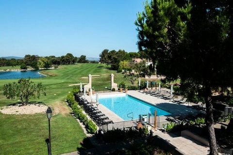 Un écrin de verdure situé entre Avignon et Aix-en-Provence, un superbe espace aquatique et de nombreuses activités pour toute la famille : voici les trois atouts choc de l'Hôtel du Golf de Pont Royal.  Vous séjournez dans des appartements de particul...