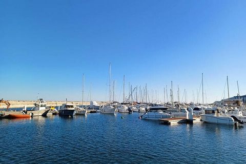 In un residence di lusso di recente costruzione, con piscina nel residence, questo confortevole appartamento, al 3° piano con ascensore, è idealmente situato vicino al porto turistico, ai negozi e alla spiaggia (150 m) di Scaffa Rossa (spiaggia a pie...