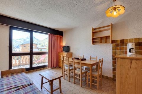 Cet appartement spacieux offre un hébergement confortable pouvant accueillir jusqu'à 6 personnes, ce qui le rend idéal pour les familles ou les groupes. Le coin salon dispose d'un canapé-lit gigogne pour 2 personnes, tandis que la chambre séparée est...