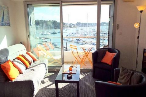 Facing the port of Trinité-sur-Mer, 200m from shops and 900m from the Plage du Port, 2-room apartment (approx. 31m²) carefully decorated, for 4 people, located in the ETOILE DE L'OCEAN residence (3rd floor, elevator, door 7): REDEVELOPMENT WORK OF TH...