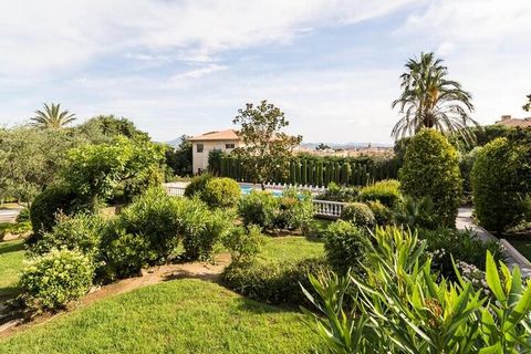 Immerso in una magnifica cornice verde, il Résidence Pierre & Vacances Eden Parc** si trova vicino a Place des Lices, al porto e ai piccoli negozi. La prima spiaggia si trova a 1,5 km per garantirvi un piacevole soggiorno. Questo residence di 4 piani...