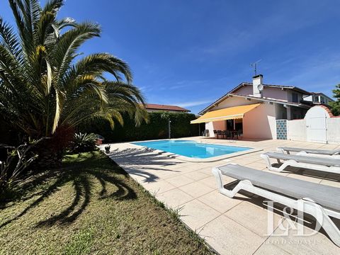 In Socoa en op een paar minuten van het strand en de winkels, kom en ontdek dit mooie huis met gelijkvloers een woonkamer met open keuken, allemaal op het zuiden en met directe toegang tot het terras en het zwembad. Een gang die leidt naar twee slaap...