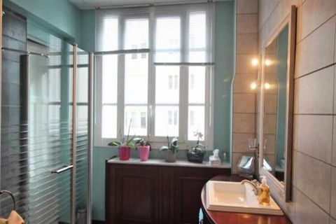 Well exposed apartment, located on the 3rd floor with elevator, of a building overlooking the Place de la Republique in the city center of Limoges, at the start of the pedestrian streets which lead to the historic center of the city. Area 114 m². A l...