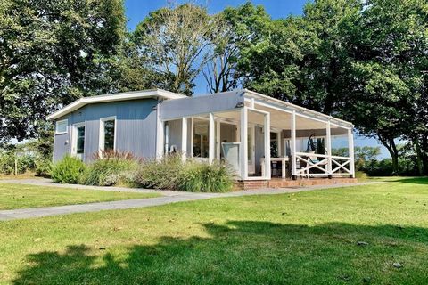 Willkommen bei „Auszeit am Meer“. Ein wunderschöner, modernisierter 4-Personen-Bungalow Eureka 75 mit gemütlicher Veranda, 2 Schlafzimmern und vollständig umzäuntem großem Garten liegt am Rande des beliebten Eureka-Bungalowparks. Der wunderschöne, ru...