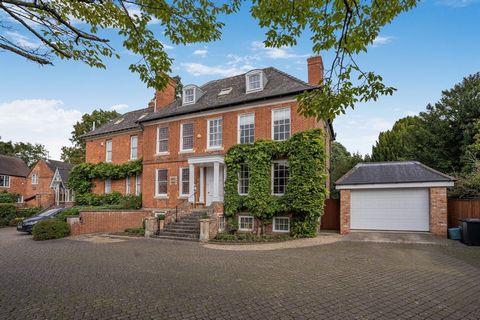 Esta magnífica residencia georgiana de seis dormitorios se encuentra en amplios jardines maduros y paisajísticos a un corto paseo del corazón histórico de Newent, una popular ciudad comercial de Gloucestershire rodeada de hermosos paisajes. Originalm...