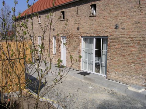 Remise am Kirchplatz in Güterfelde. Nach vollständiger Sanierung dieser historischen Scheune ist hier ein wunderschönes Apartment Ferienwohnung mit eigenem Garten entstanden. Hochwertig ausgestattet zum Wohlfühlen mit allem was man braucht. Der monat...