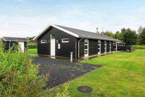 Ferienhaus mit Whirlpool im hauseigenen Bad sowie freiem Eintritt zu einem Swimmingpool (5x6 m), die Sie gemeinschaftlich mit 10 weiteren Ferienhäusern vor Ort nutzen. Das Ferienhaus liegt auf einem Naturgrundstück in der Nähe von Hou und des kinderf...