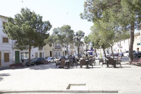 Los exteriores son muy bonitos, dispone de una fantástica piscina de cloro de 6 x 4 m, con una profundidad que va de 1 a 1.6 m, así como 4 tumbonas, una terraza en la entrada de la casa equipada con 1 mesa y sillas, un porche totalmente amueblado, y ...