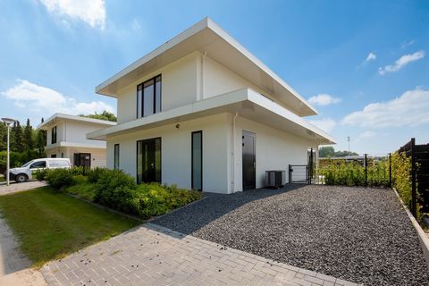 Dop Real Estate biedt aan: Pluvierenweg 9 562 te Harderwold. Wonen aan het water, midden in de natuur! Op een unieke locatie nabij Harderwijk (Harderwold Villa Resort) op slechts enkele minuten varen van het Veluwemeer staat deze vrijstaande recreati...