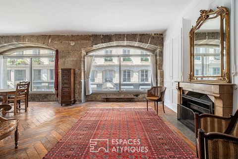 Localizado na Place des Celestins, no coração do segundo arrondissement de Lyon, este apartamento Carrez de 85m2 (92m2 no terreno), está localizado no antigo claustro de Celestins que data do século XII. Um verdadeiro lugar repleto de história, aqui,...