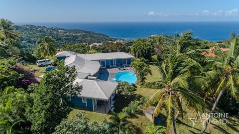 Veritable havre de paix pour cette très belle villa entourée d'un jardin tropical Espaces généreux et conviviaux à partager en famille ou entre amis  - Convient parfaitement pour  locatif touristique Parcelles entièrement constructible de 5441 m2 A 4...