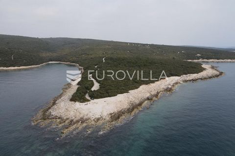 For sale is a weekend plot in Kavran (Marčana), which is located only 100 m from the sea and is located next to an asphalt road. The plot has an area of 338 m2. In addition to the mentioned plot, there are other plots for sale: 304 m2, 327 m2, 283 m2...