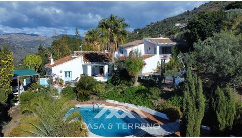 El encanto quedó atrás: ¡este cortijo cerca de Torrox deslumbra con carisma, personalidad y una mezcla perfecta de tradición y comodidad moderna! Ubicado en un entorno de ensueño, combina una vida auténtica con la belleza natural de Andalucía. Planta...