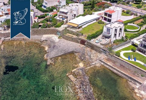 This exquisite villa, designed by acclaimed architect Luigi Moretti in 1966, is a remarkable example of 1970s architecture located in Santa Marinella on Lazio's coast. The property, covering 350 sqm over two levels, is surrounded by a 1,000-sqm ...