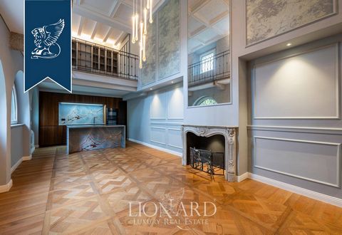 This luxurious, recently renovated three-level flat is located in the prestigious Corso Garibaldi area of Milan, between the Brera and Moscova districts. The semi-independent townhouse spans 370 sqm, featuring a double entrance, cellar, and double ga...