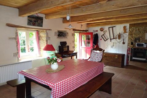 Nature lovers are in the right place here. The quaint Breton cottage is located on a 2,000 sqm large, enclosed garden property in a quiet location, close to fantastic coastal landscapes. The first small sandy beach can be reached on foot in a few min...