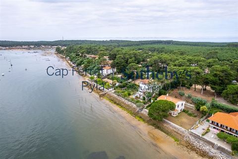 CAP FERRET PENINSULA - HISTORISK VILLA VID VATTNET Denna historiska villa, byggd på trettiotalet, har behållit alla Art Deco-koder från perioden, som om den satt på stranden. Svart och vitt dominerar, med inslag av syra. De mosaikklädda golven är all...