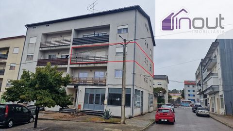 Excelente apartamento de 3 dormitorios. Situado en la 2ª planta del edificio, el apartamento consta de cocina, despensa, salón y 3 dormitorios, uno de ellos suite. Cuenta con un total de 2 aseos, una terraza acristalada y un balcón. Todas las habitac...