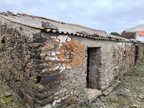 Förstört byhus att återhämta sig eller återuppbygga i Vale de Ebros - Conceição e Cabanas de Tavira, Algarve. Ruin på 151m² i skiffersten på en tomt på 171m². Beläget i hjärtat av Serra de Conceição de Tavira. I Vale de Ebros. Med fantastisk utsikt ö...