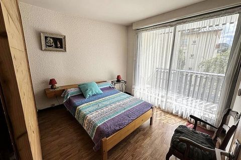 Este apartamento de 59 m² ofrece una estancia confortable para hasta 4 personas, disponiendo de un dormitorio con cama de matrimonio y una zona de camarote con dos camas individuales. El salón incluye un sofá cama y un televisor, lo que lo hace perfe...