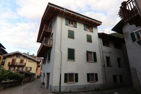 Im Herzen der Trentiner Berge, im charmanten Dorf Tiarno di Sopra, befand sich eine charmante Wohnung im ersten Stock eines kleinen Gebäudes mit nur zwei Wohneinheiten. Im Jahr 2010 wurde es renoviert und man entschied sich, ihm ein neues Leben zu be...